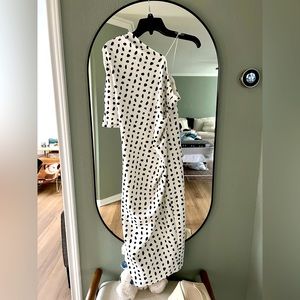 ASOS maternity night out dress. It’s stretchy and very form fitting.Very elegant